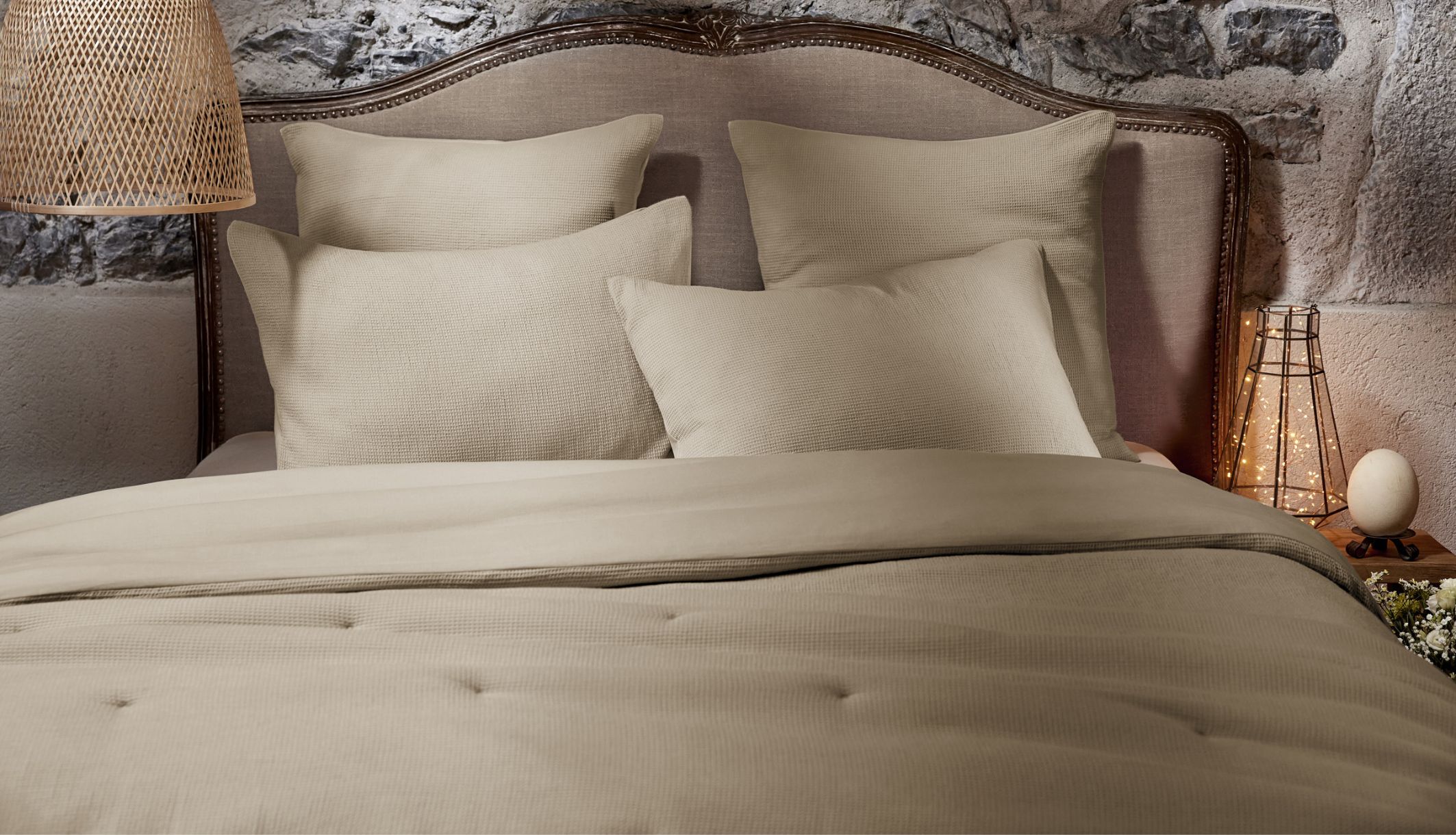 Housse de couette nid d&#039;abeille Maya dans une chambre décorée