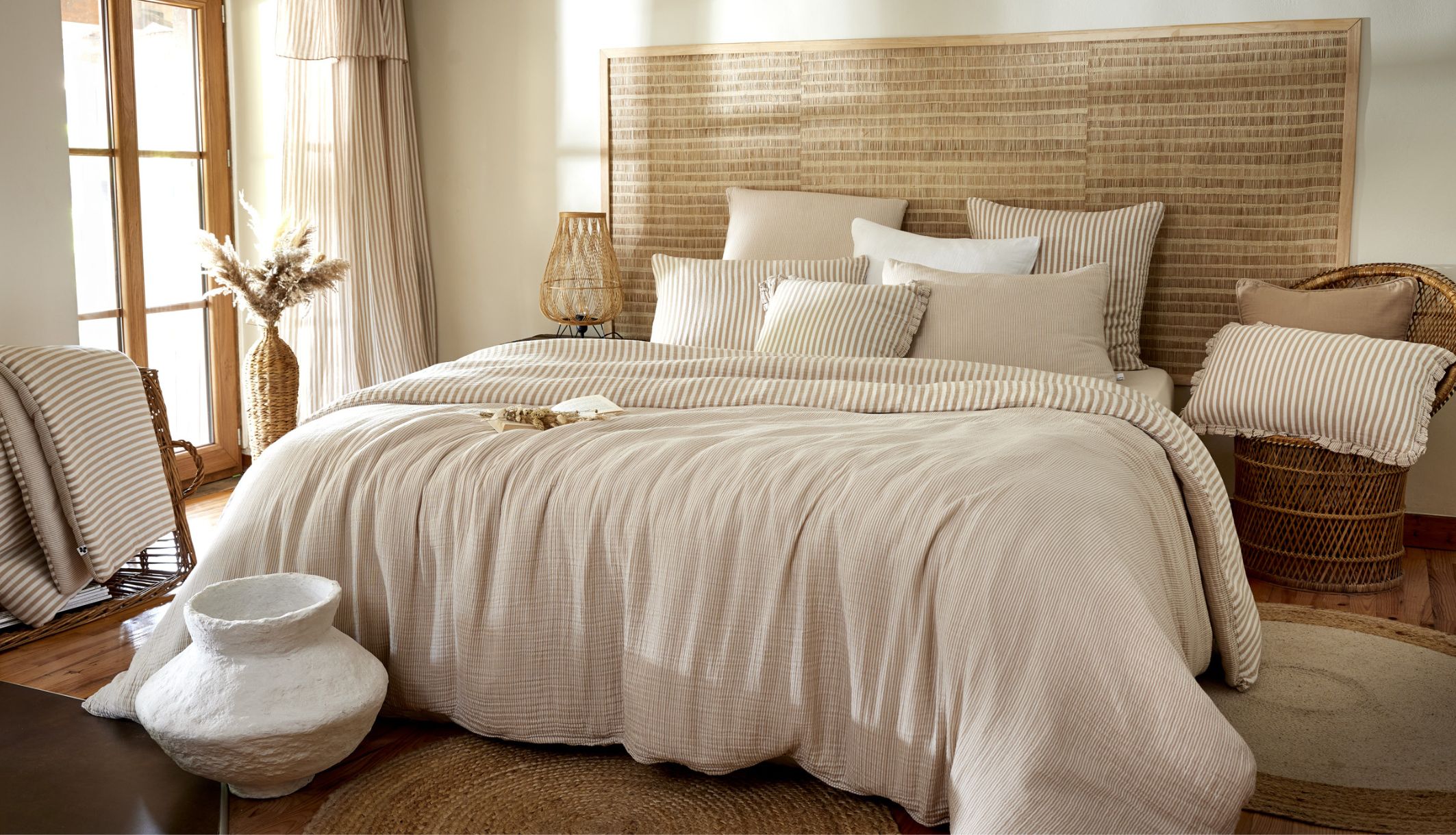 Lit habillé de housse de couette en coton à rayures beige