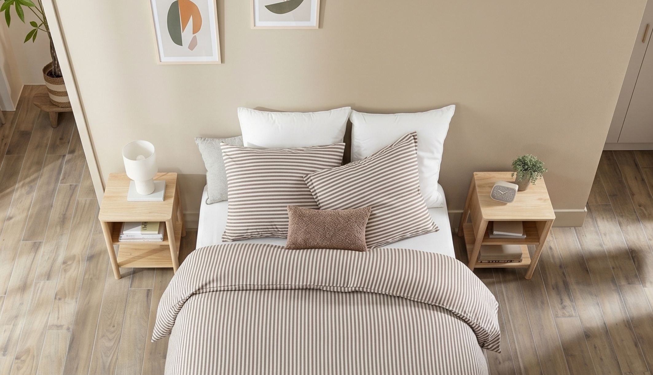 Vue aérienne d&#039;un kit 2 chevets en pin massif avec niche Terre de Nuit de chaque côté du lit.