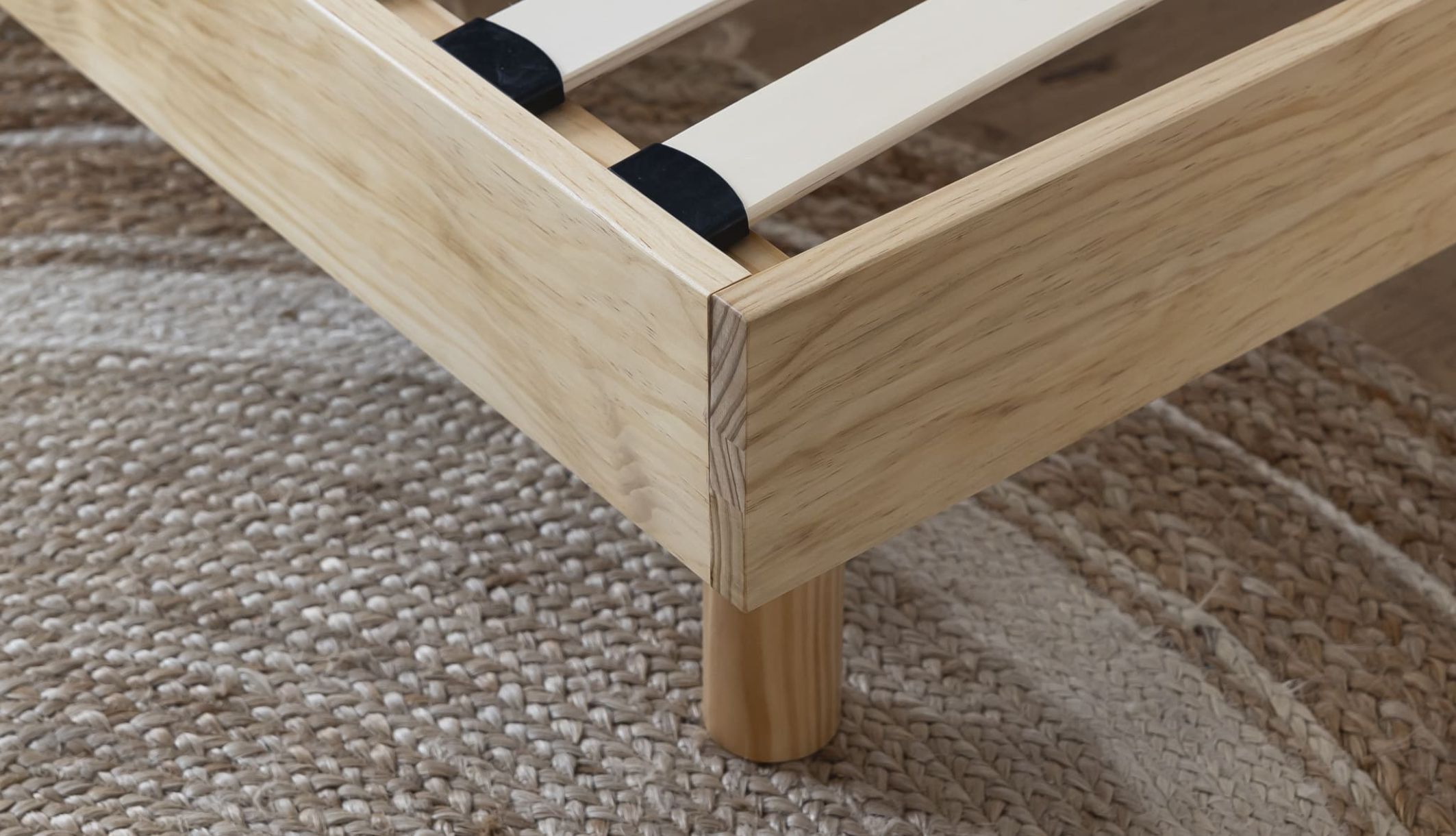 Zoom chevet enfant en pin massif