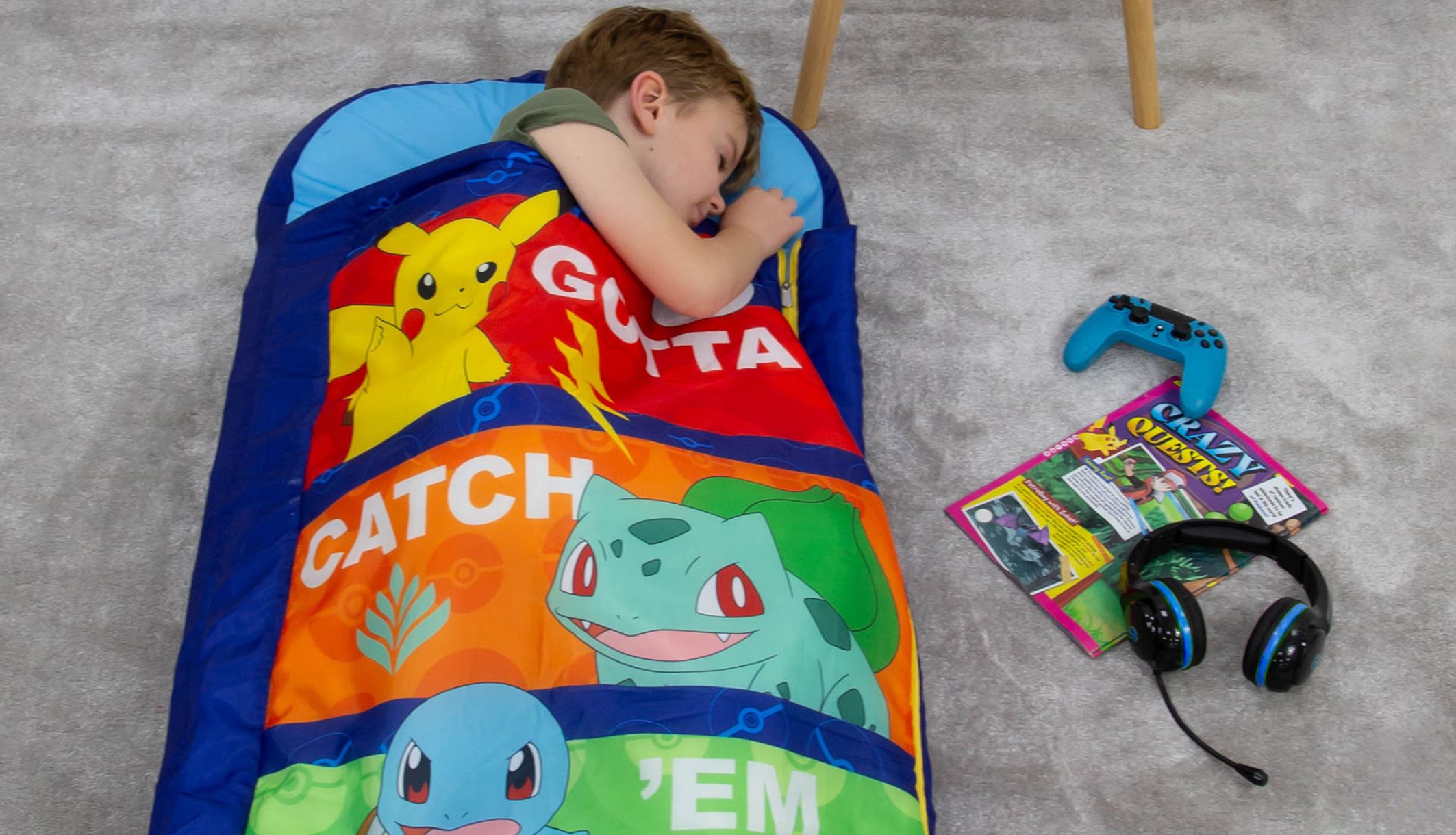 Enfant dans le lit d&#039;appoint ReadyBed gonflable Pokémon