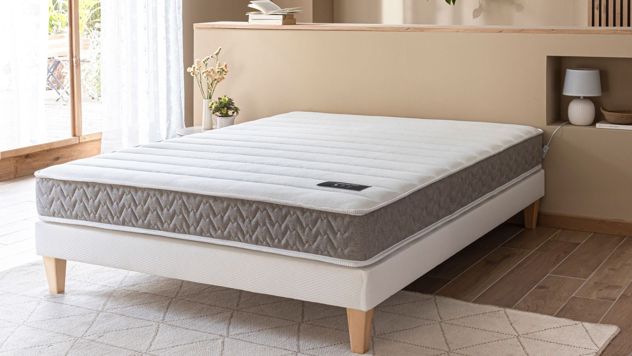 Matelas latex 16 cm - Abondance 2.0 sur sommier Terre de Nuit, ambiance chambre naturelle.