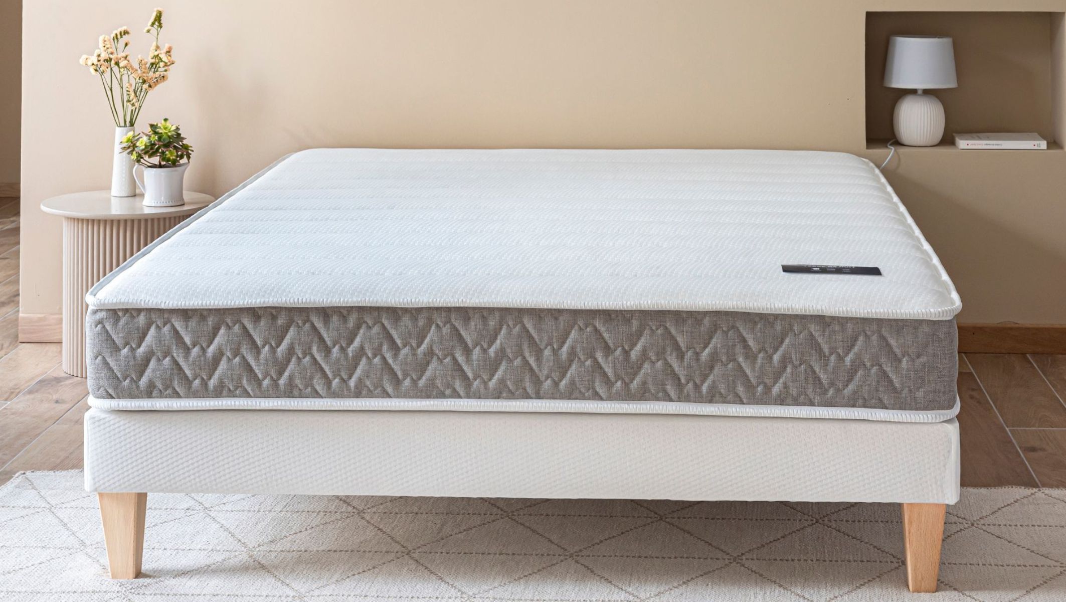 Vue frontale du matelas en latex Abondance 2.0 réversible.