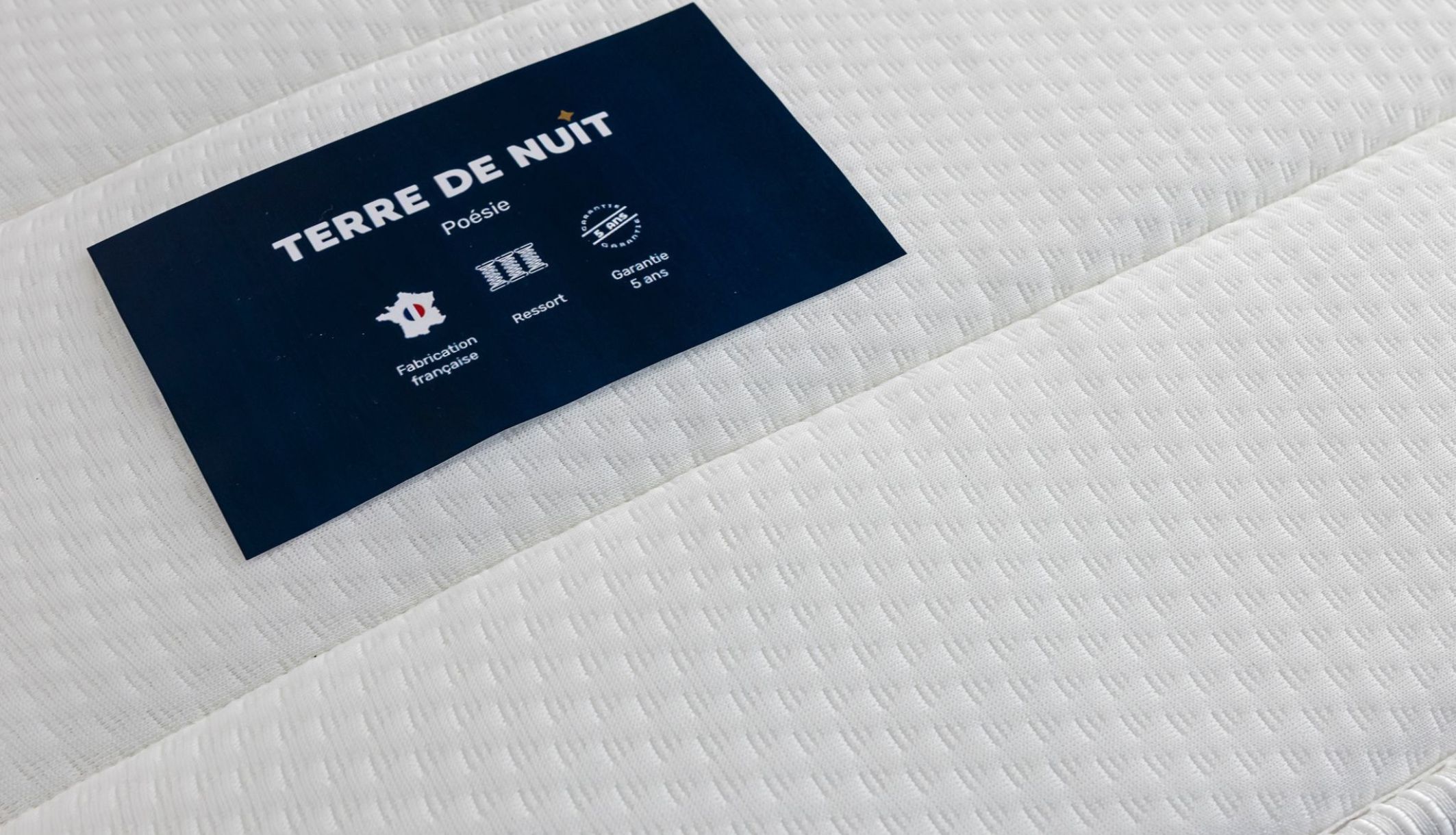 Détail du coutil du matelas Poésie offrant 5 zones de confort et mémoire de forme.