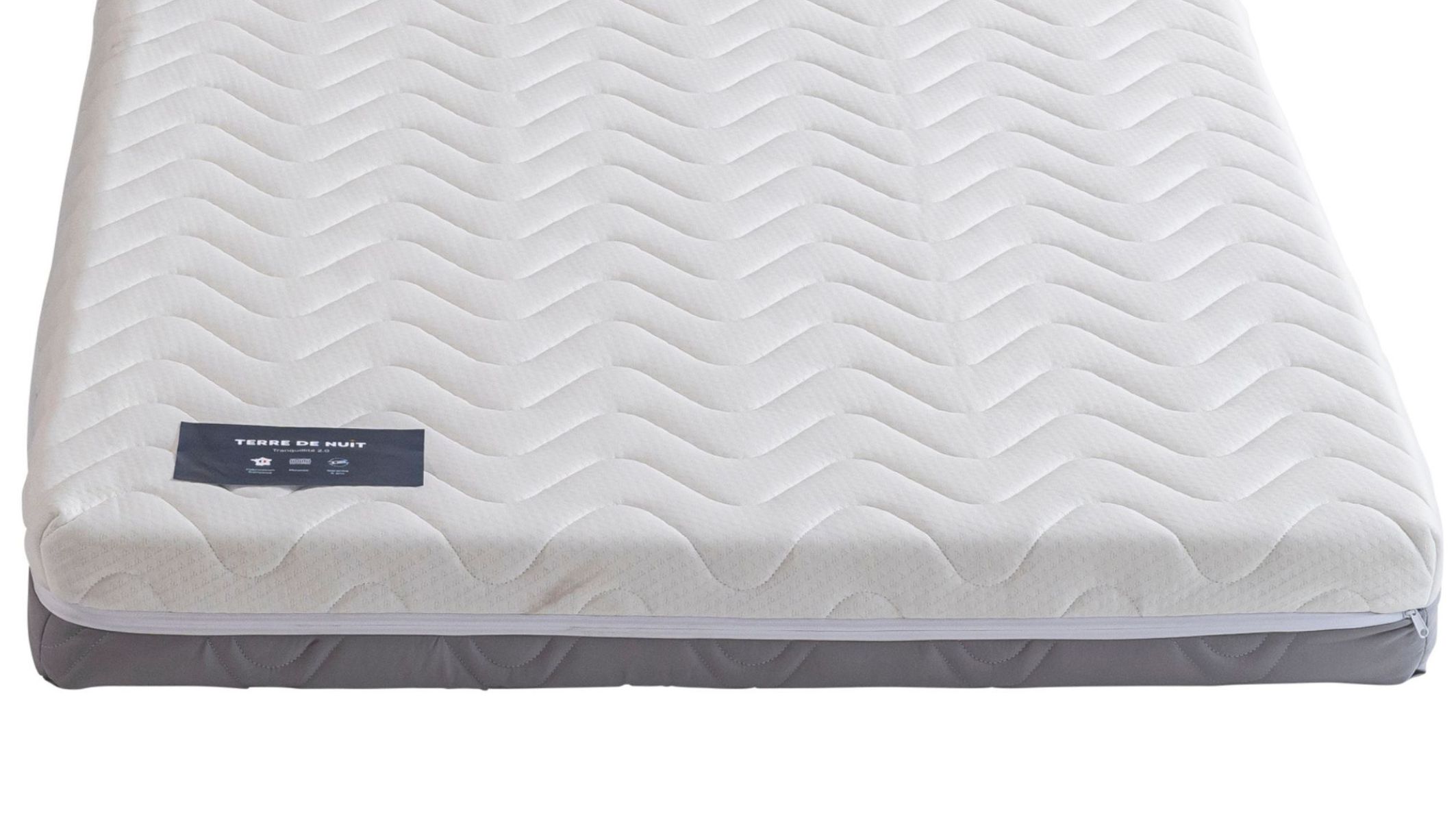 Vue de face avec un zoom sur le zip de la housse déhoussable du matelas Tranquillité 2.0 Terre de Nuit