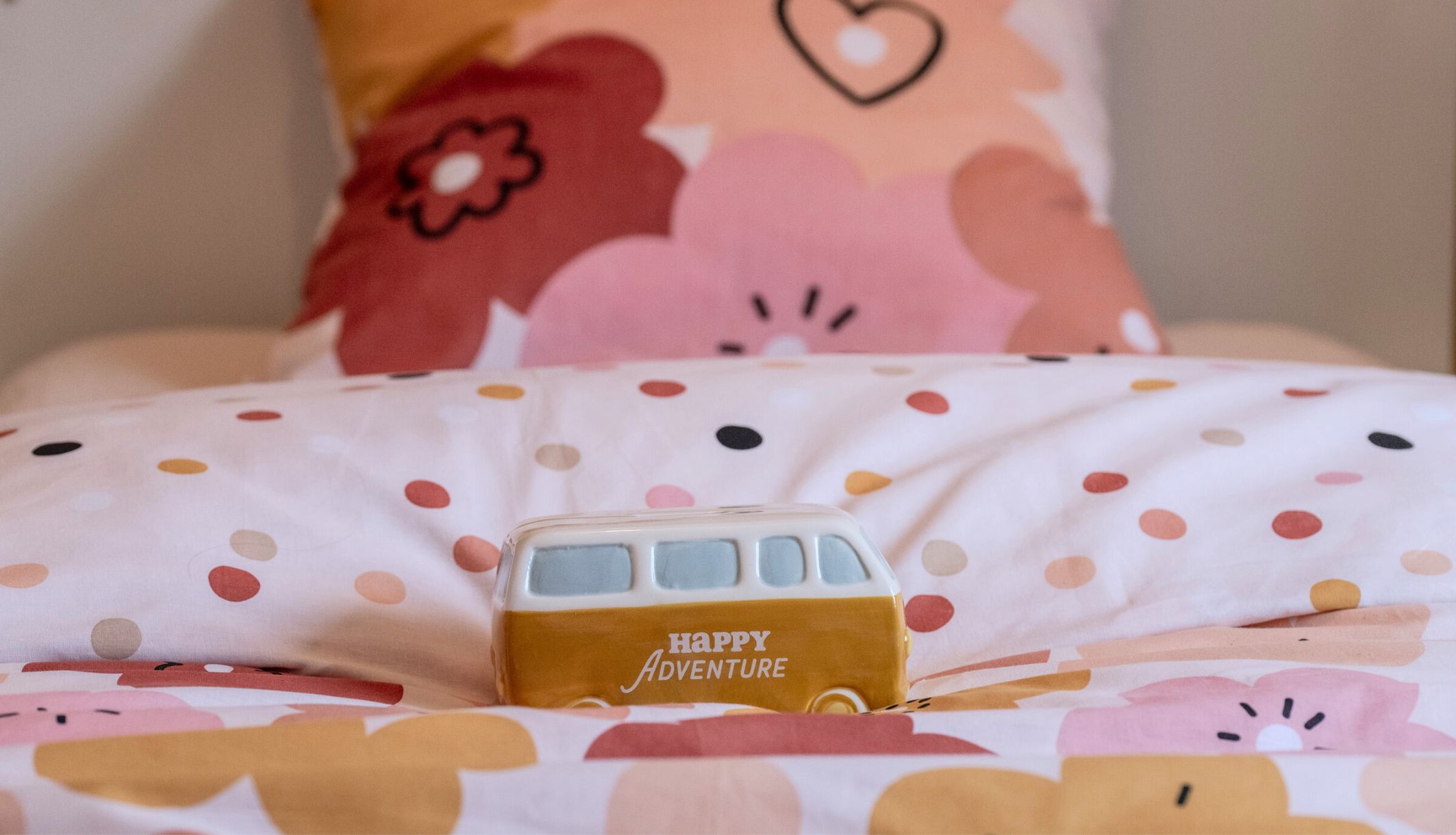 Parure de lit enfant avec motifs fleurs sur un lit 