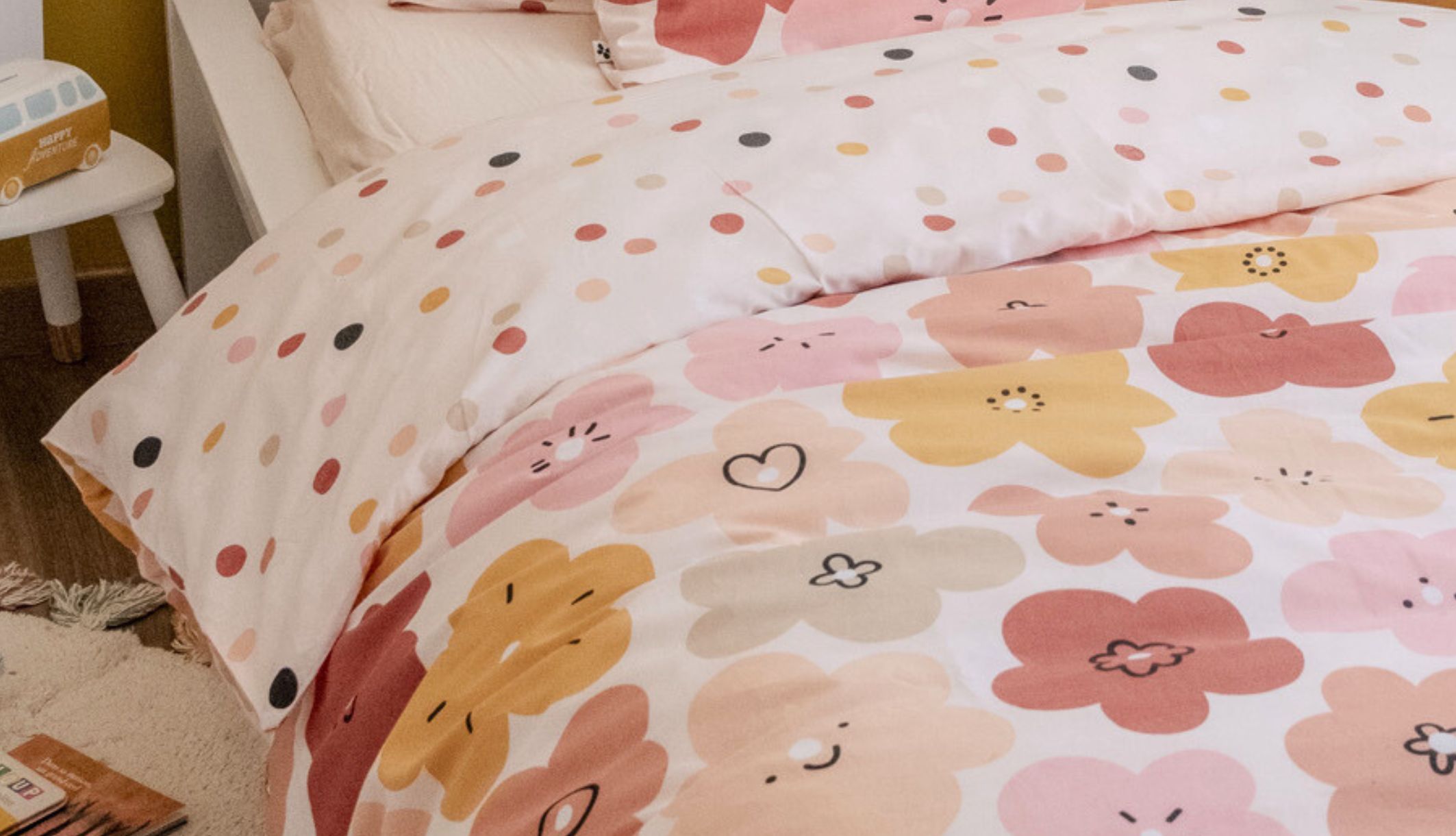 Parure de lit réversible à fleurs dans une chambre tendance