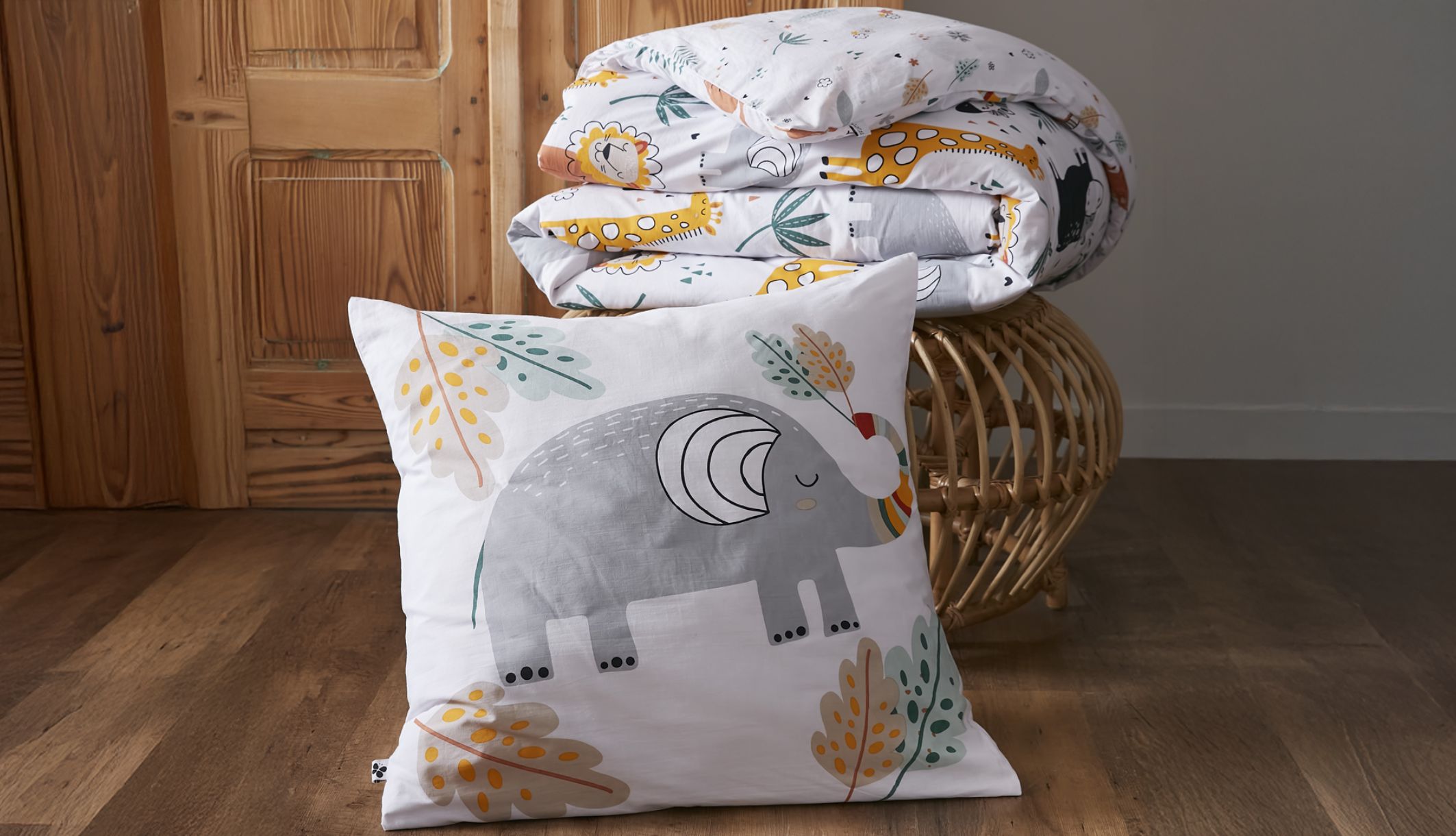 Zoom sur la taie d&#039;oreiller de la parure de lit savane