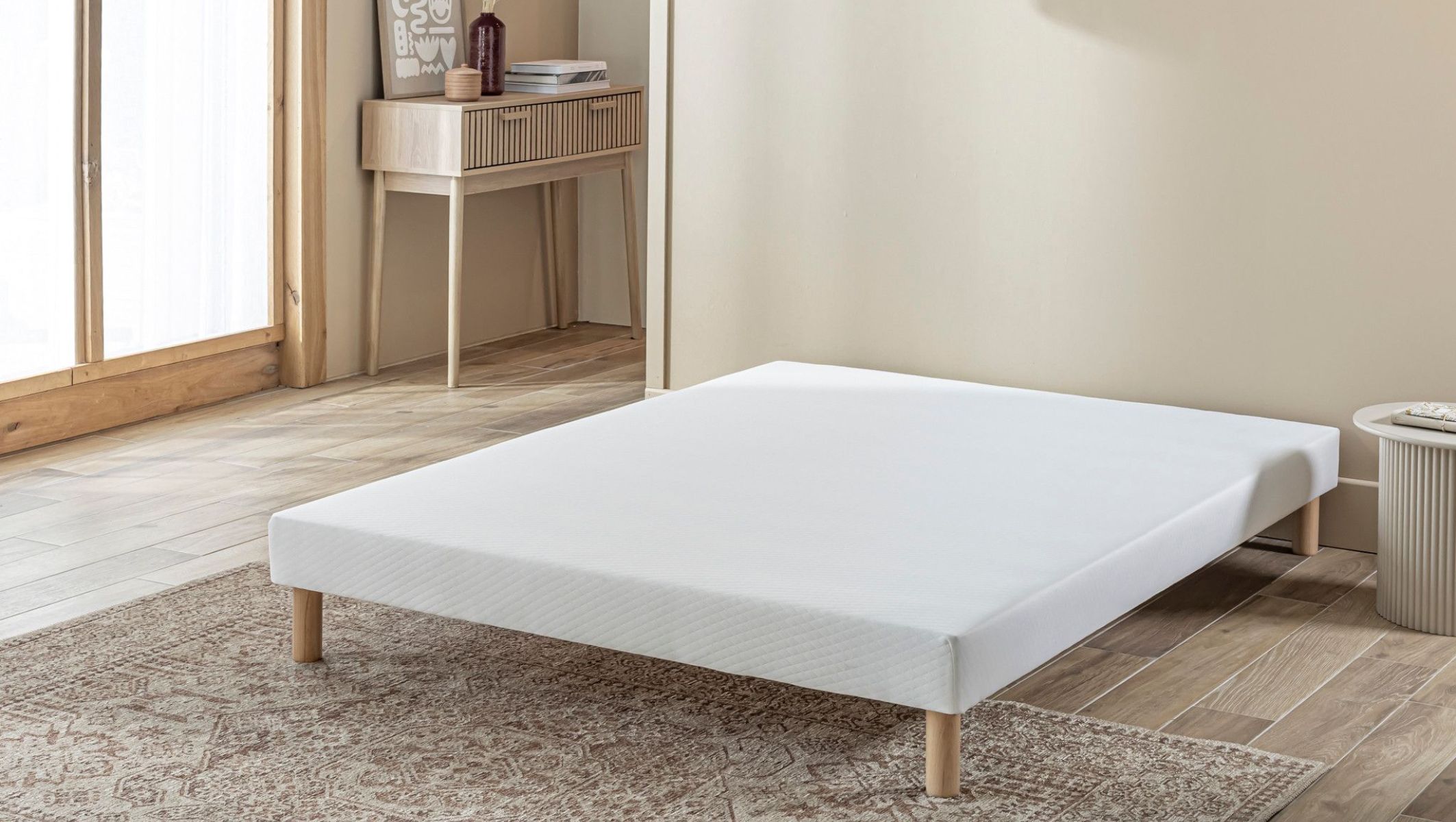 Sommier blanc Éveil Terre de Nuit de 13 cm d&#039;épaisseur sans matelas en ambiance.