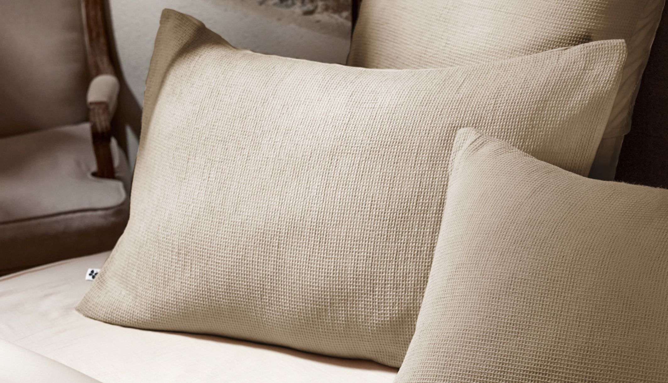 Zoom sur la finition nid d&#039;abeille des taies d&#039;oreillers maya