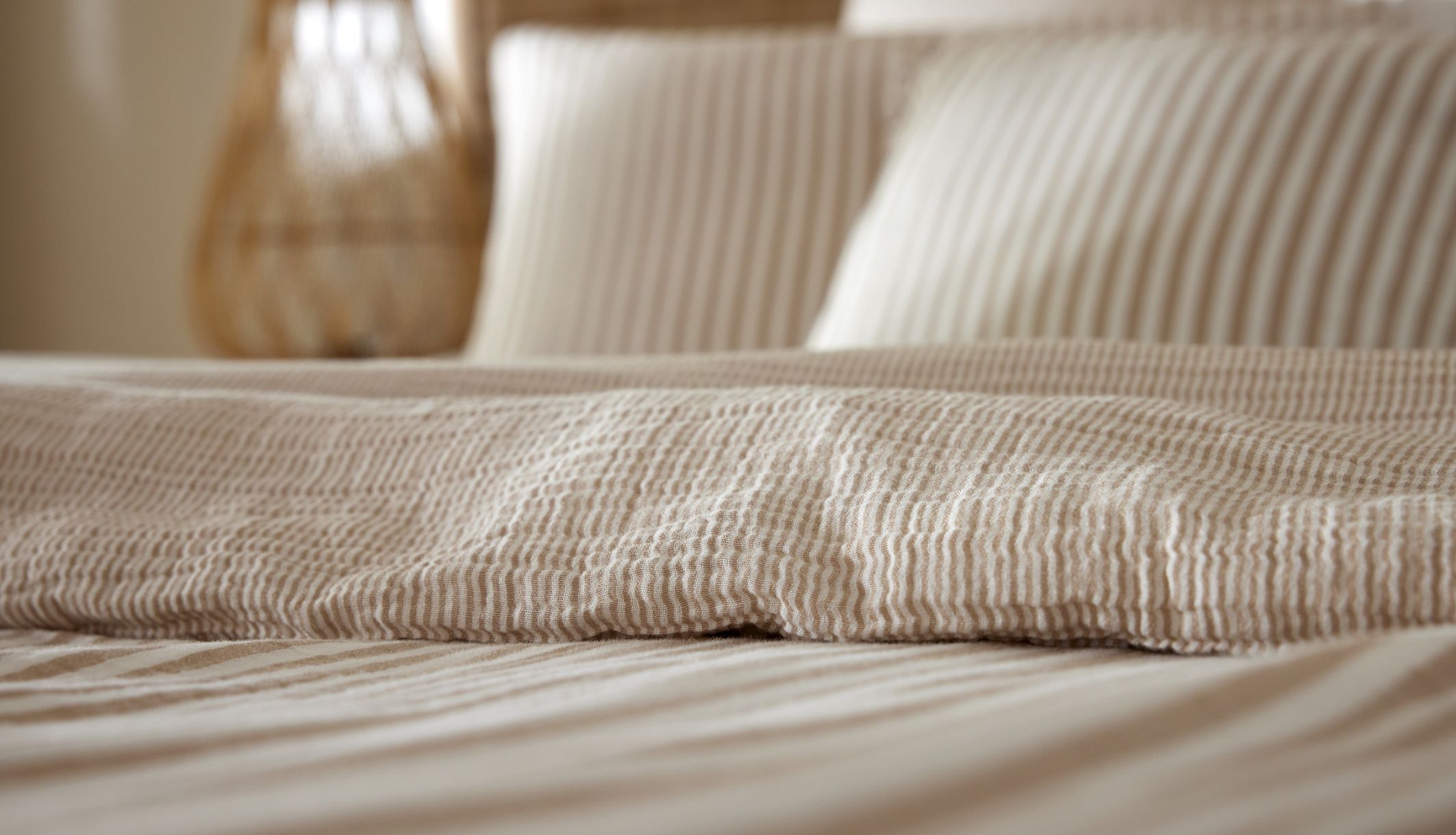 Lit habillé de taie d&#039;oreillers en coton à rayures beige