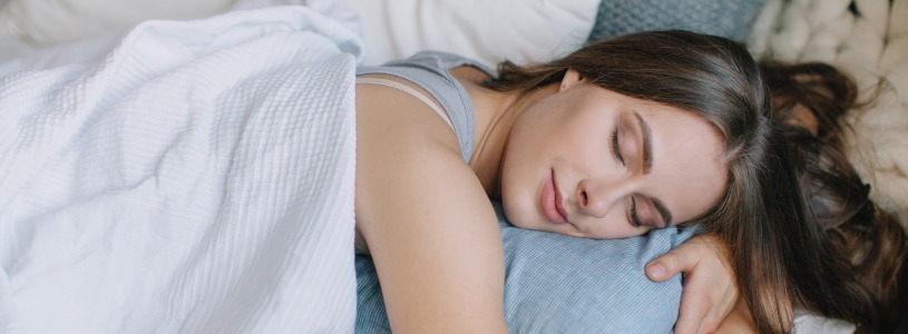 Femme se reposant après les fêtes