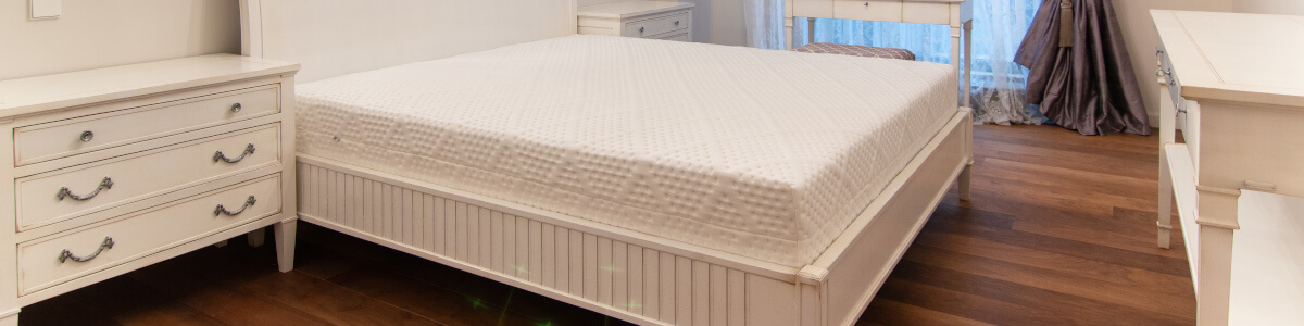 matelas dans un cadre de lit