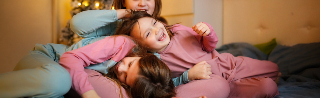 Une enfant souriante assise dans chambre