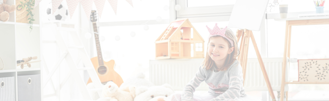 Une enfant souriante assise dans chambre