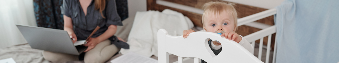 Bébé debout dans son berceau