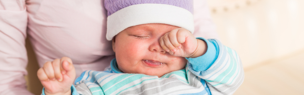 bebe fatigue se frotte les yeux bebe fatigue se frotte les yeux