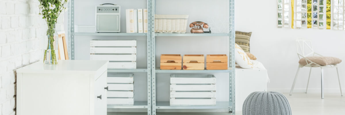 bibliothèque vert clair collée au mur