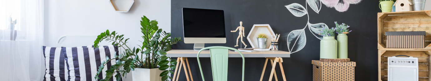 Bureau blanc aménagé dans une chambre