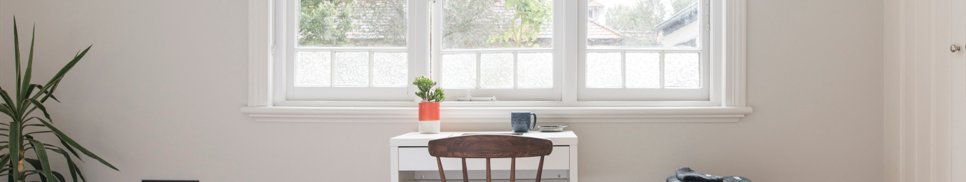 Bureau aménagé dans une chambre