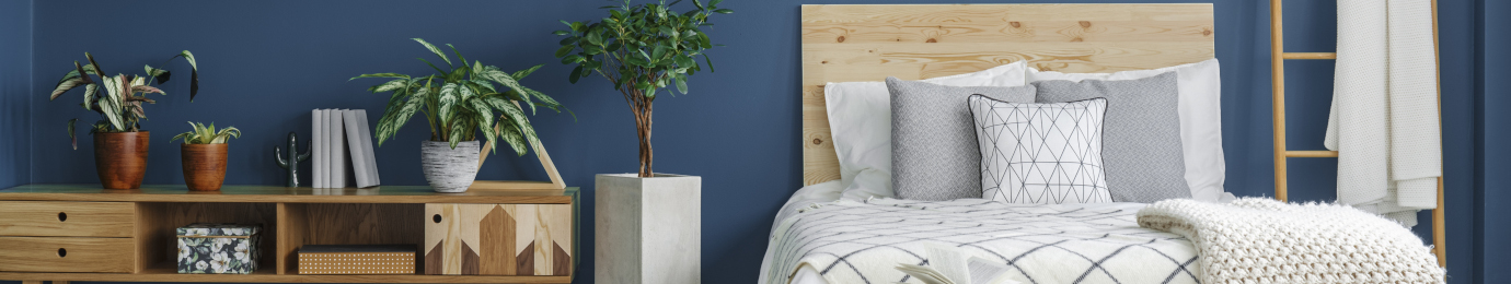 Chambre avec meubles et tête de lit en bois