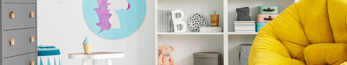 Enfant jouant sur son lit Chambre enfant colorée