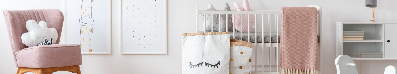 Chambre d'enfant avec un fauteuil