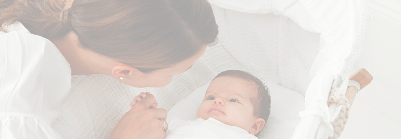 maman qui regarde son bebe