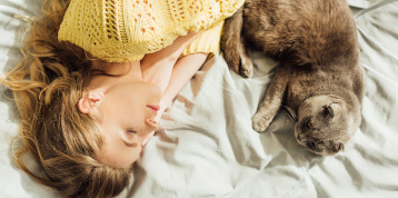 femme dormant avec son chat