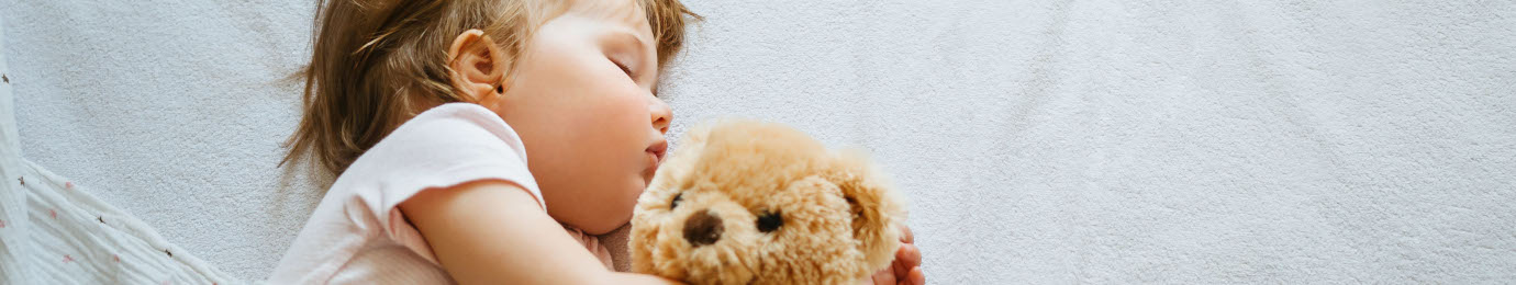 Enfant dormant avec sa peluche Enfant dormant avec sa peluche