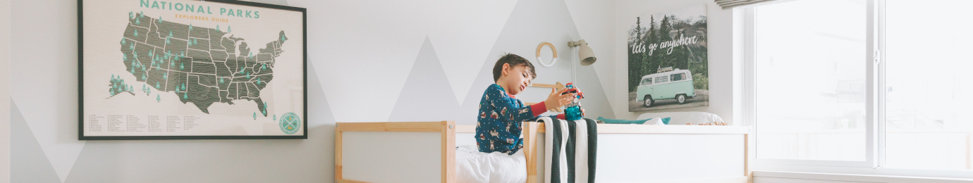 Enfant jouant sur son lit Enfant jouant sur son lit