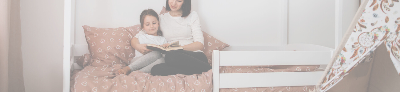 enfant sur lit avec maman