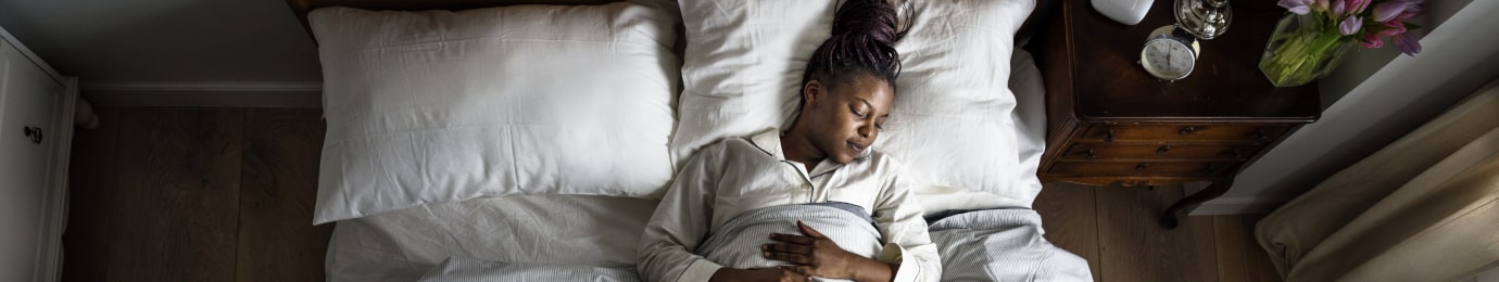 Femme en train de dormir sur le dos