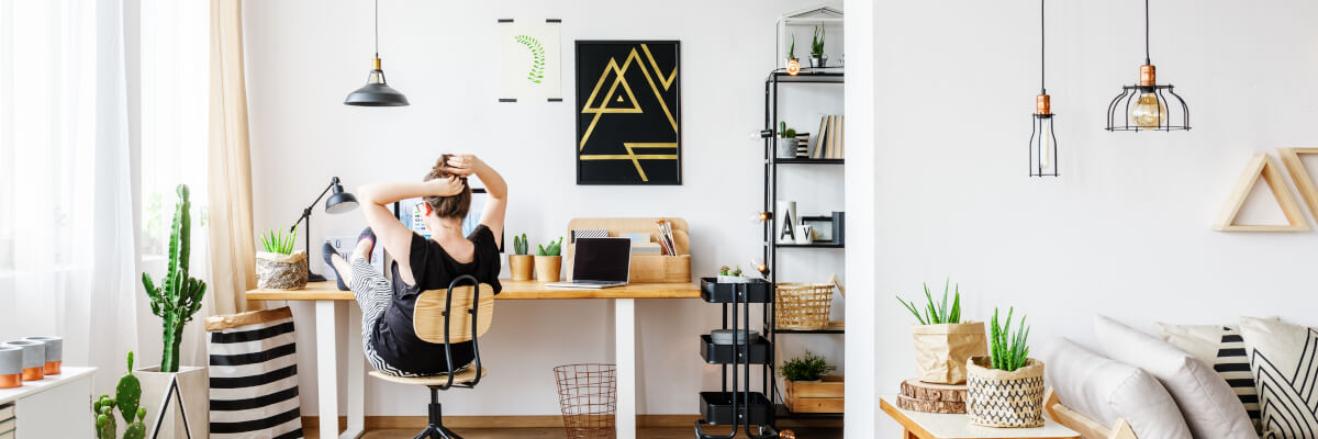 femme ayant posé ses pieds sur son bureau