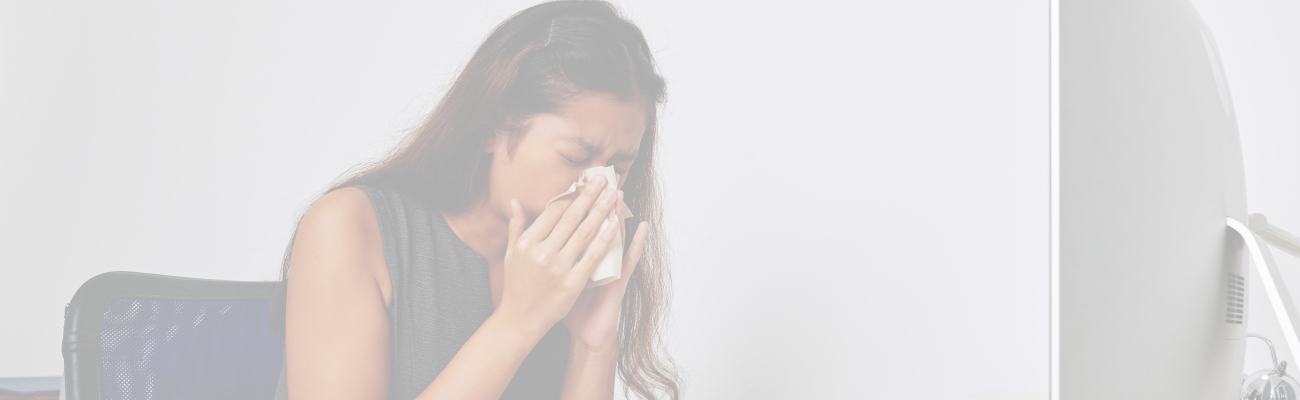 Femme éternuant dans sa chambre à cause des allergies
