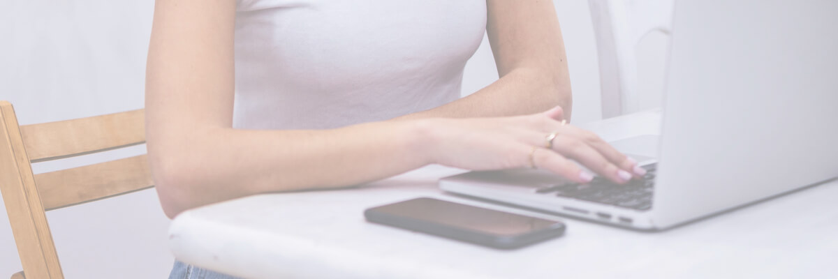 femme assise devant un PC