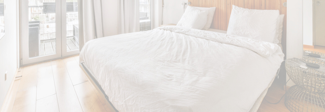 grand lit avec linge de lit blanc