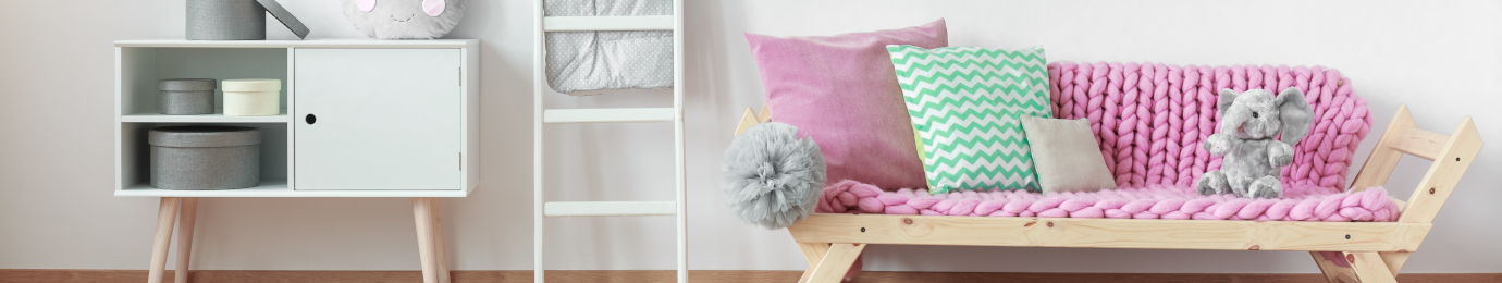 Chambre enfant avec meubles en bois