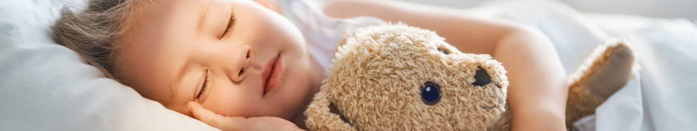 Petite fille et sa peluche