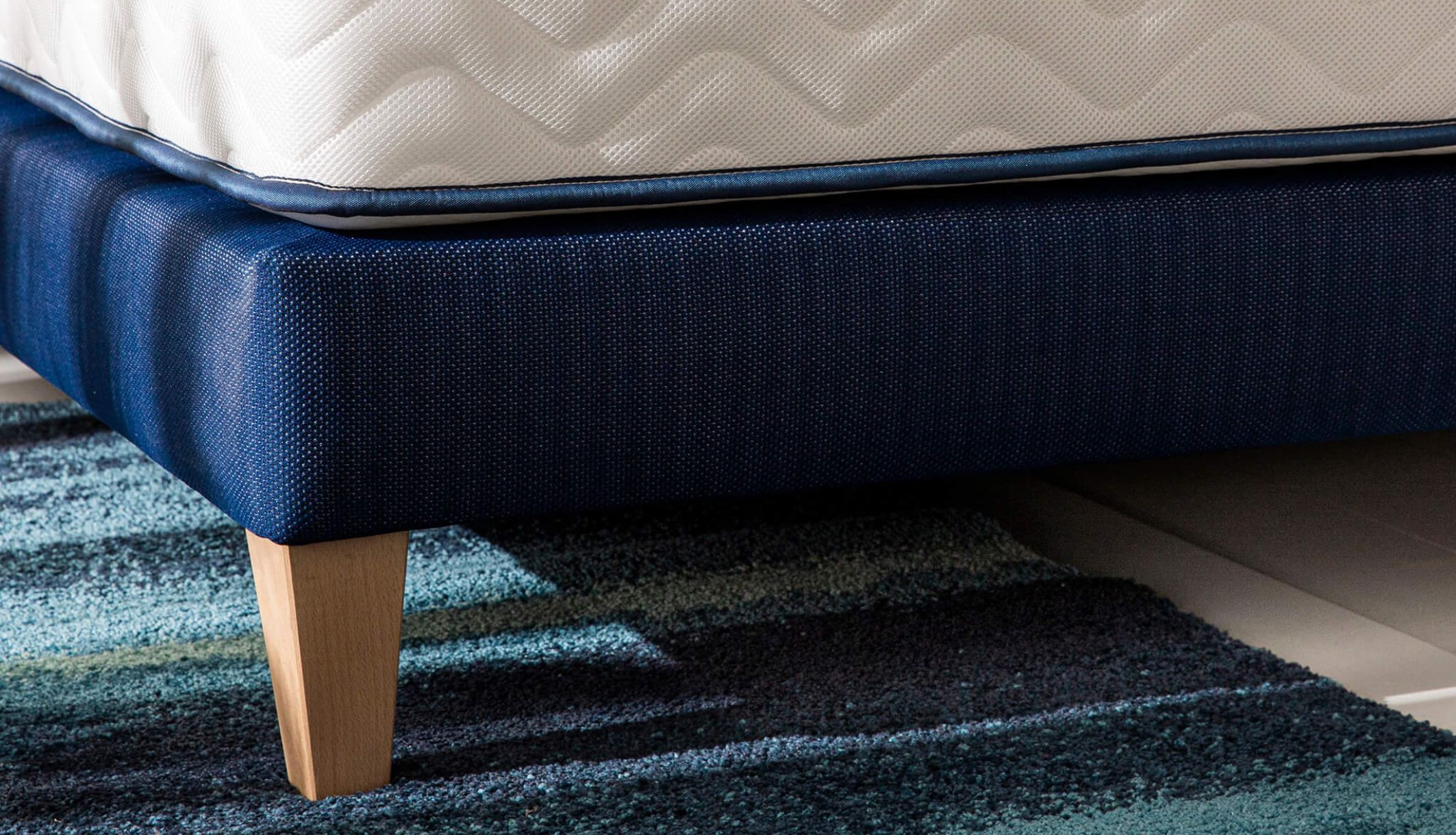 Zoom sur la structure en bois du sommier tapissier Constellation de Someo