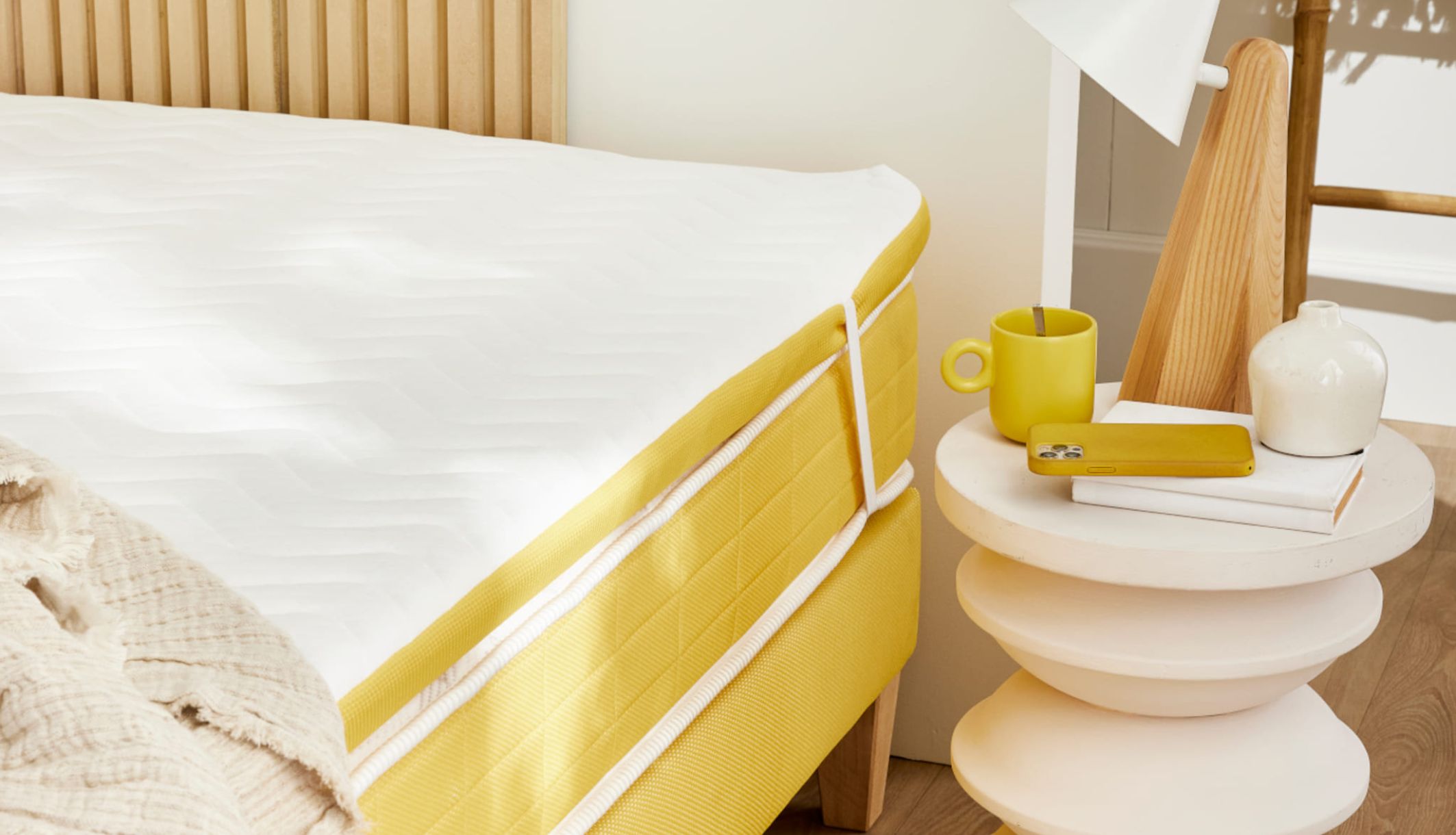 Surmatelas en mousse ferme installé sur un lit