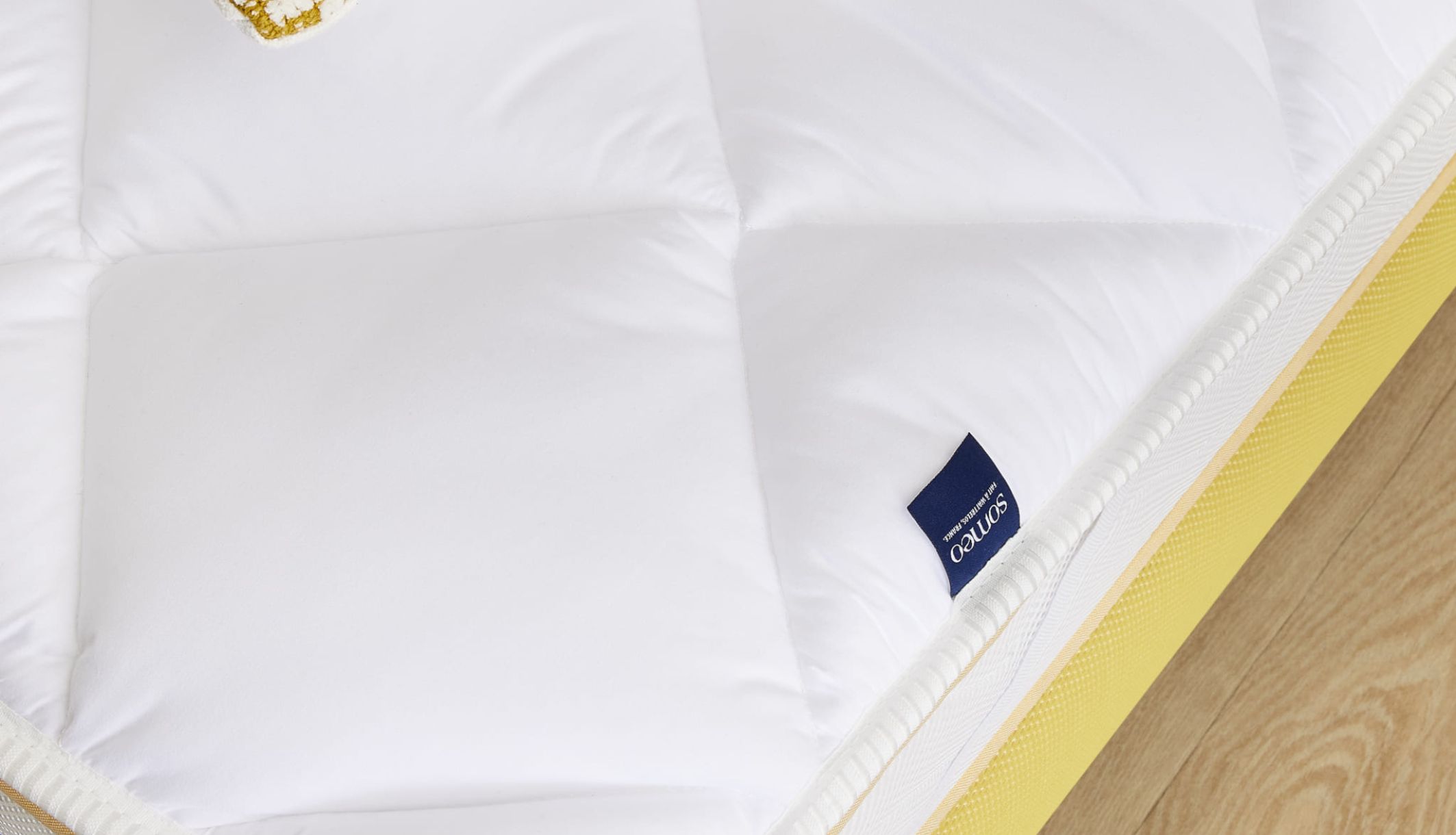 Surmatelas en ouate installé sur un lit