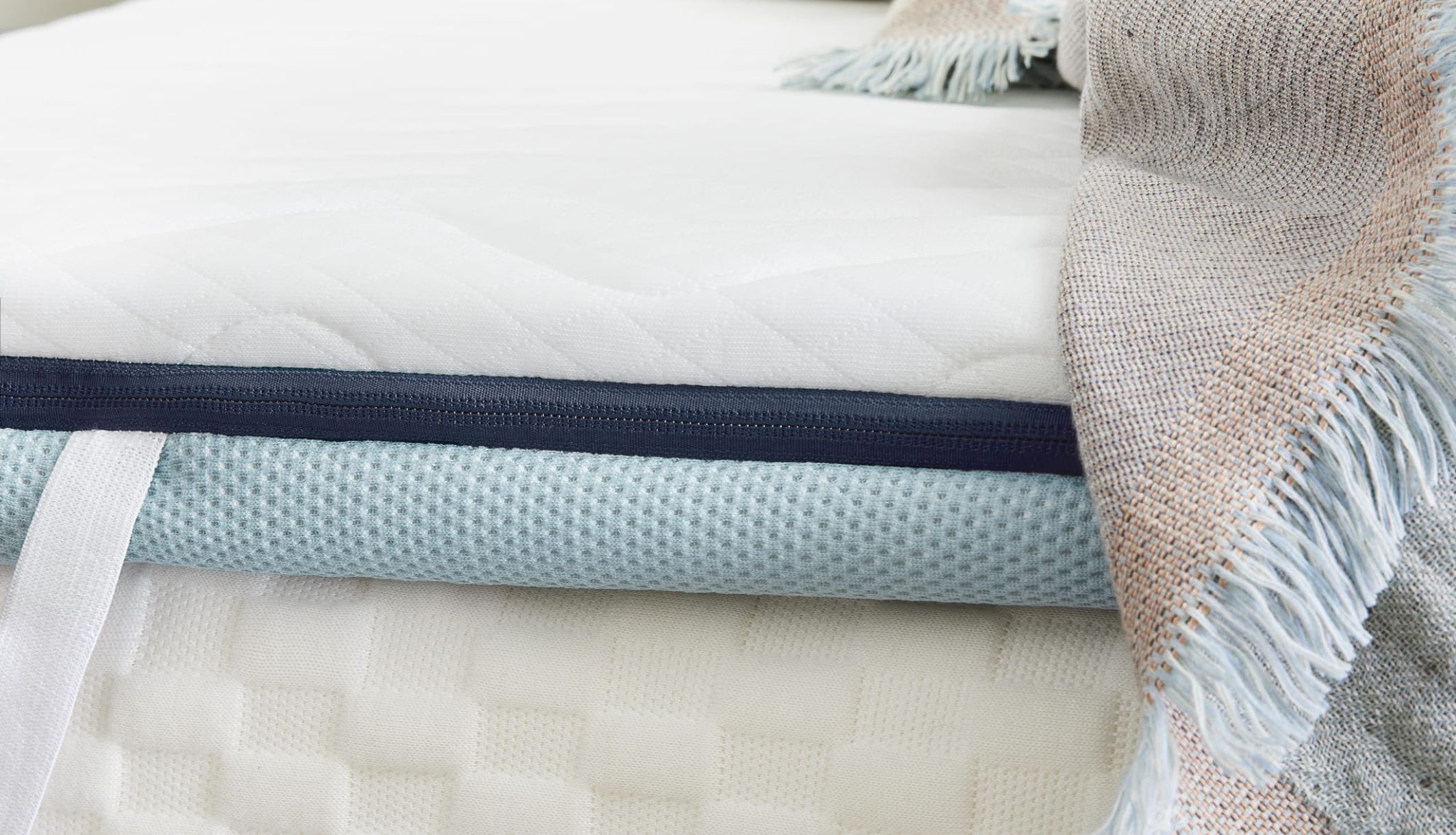 Zoom du surmatelas révélant son épaisseur de 7 cm en mousse viscoélastique