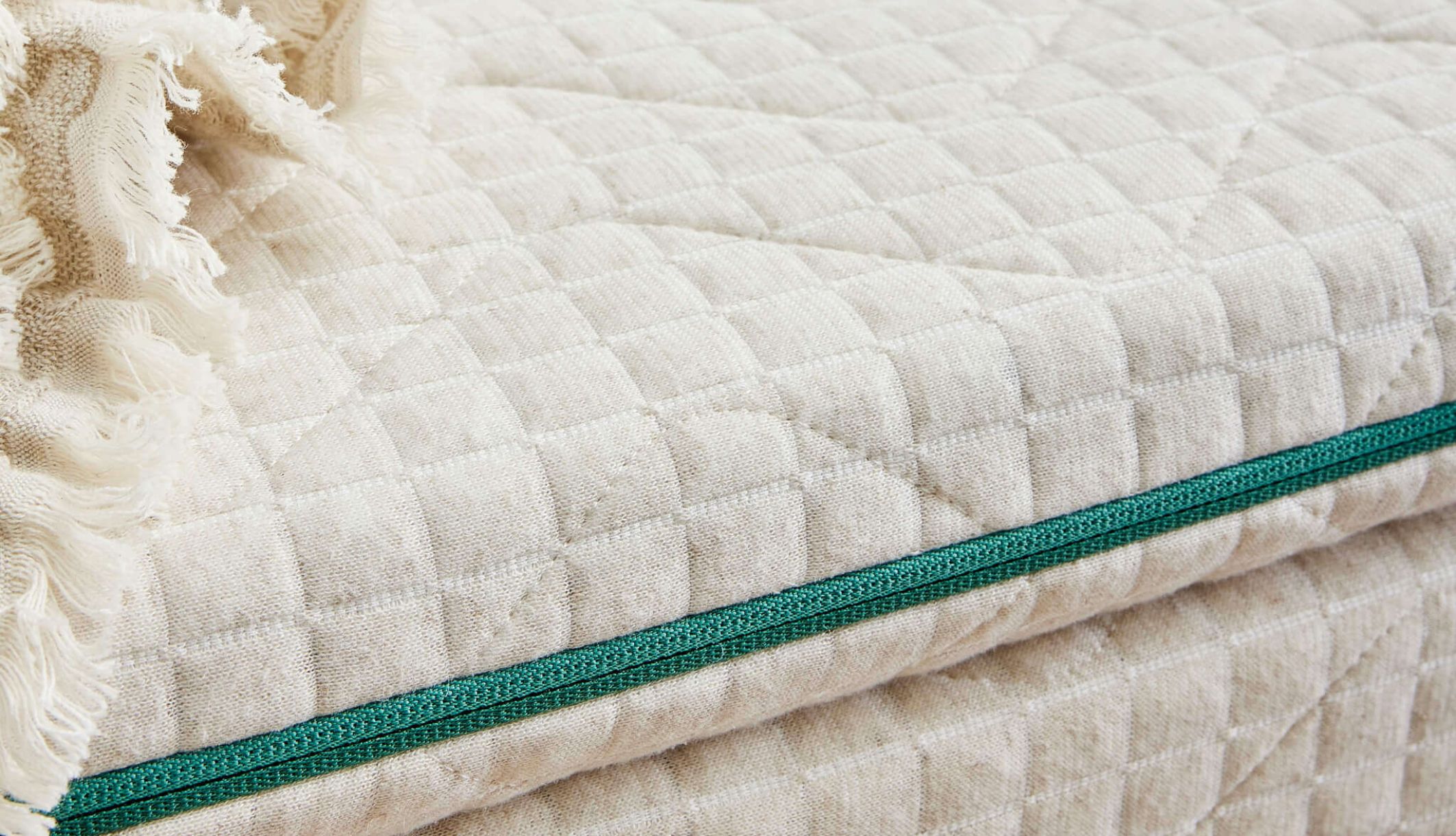 Surmatelas Aube en latex naturel installé sur un lit 