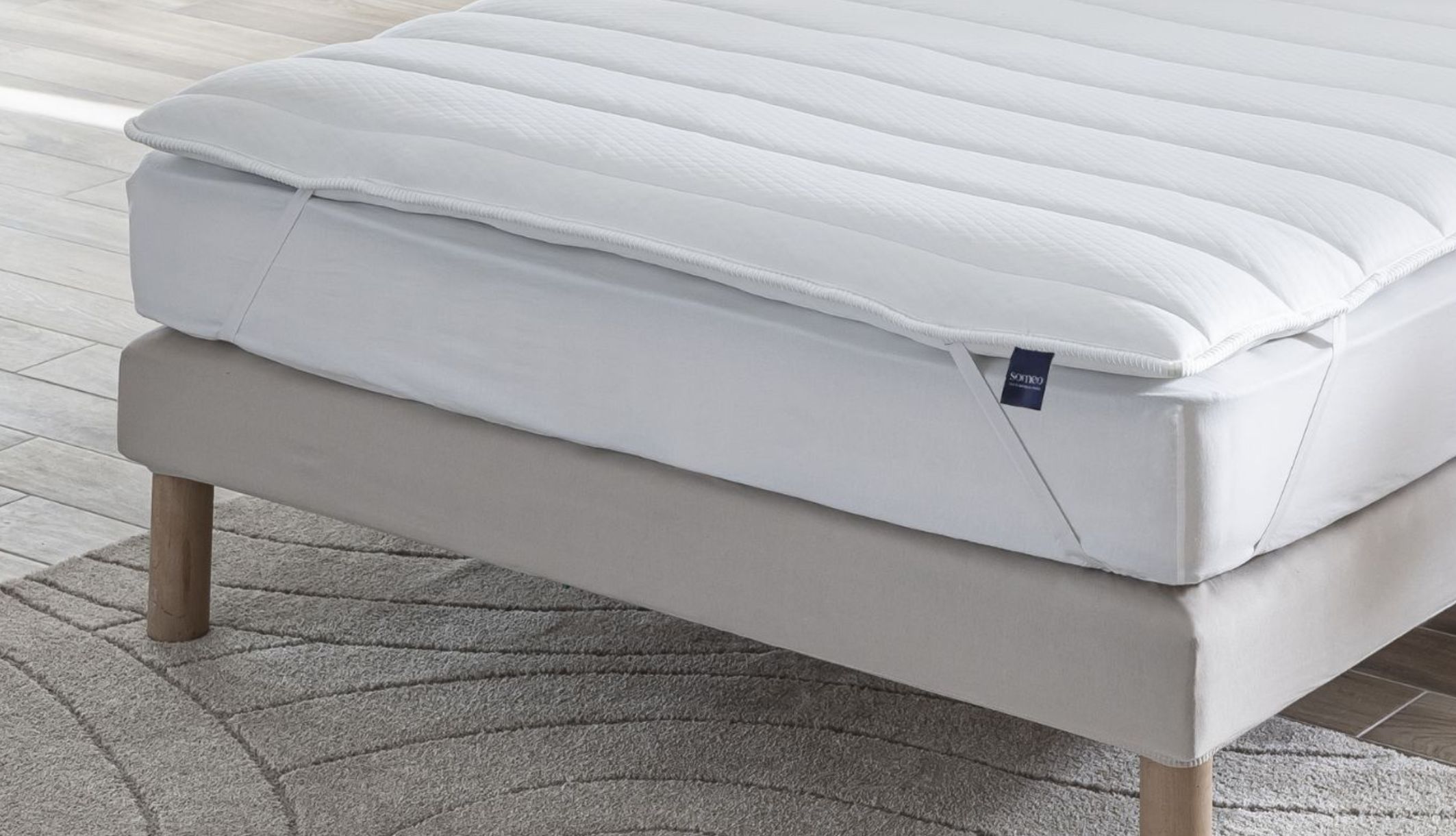 Zoom du surmatelas révélant son épaisseur en micro ressorts