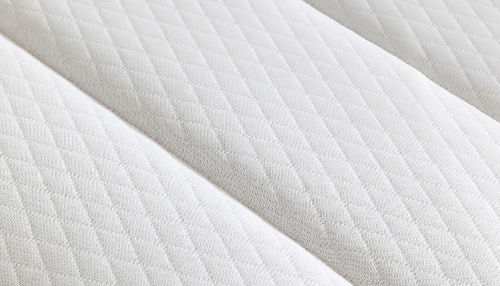 Zoom du surmatelas en ressorts sur fond blanc